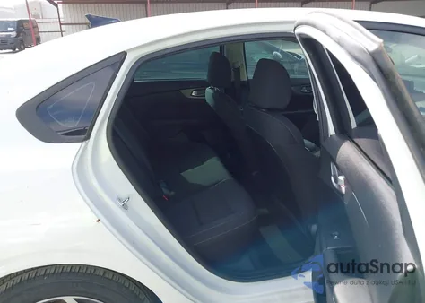 2021 Kia Forte Lxs z USA, uszkodzony, nr VIN 3KPF24AD9ME330892